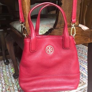 Beautiful red sm bucket crossbody Tory Burch bag